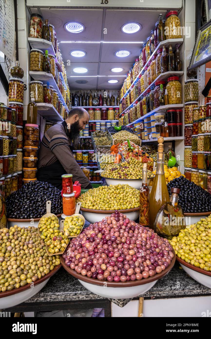 Negozio di olive nella medina di Marrakech. Foto Stock