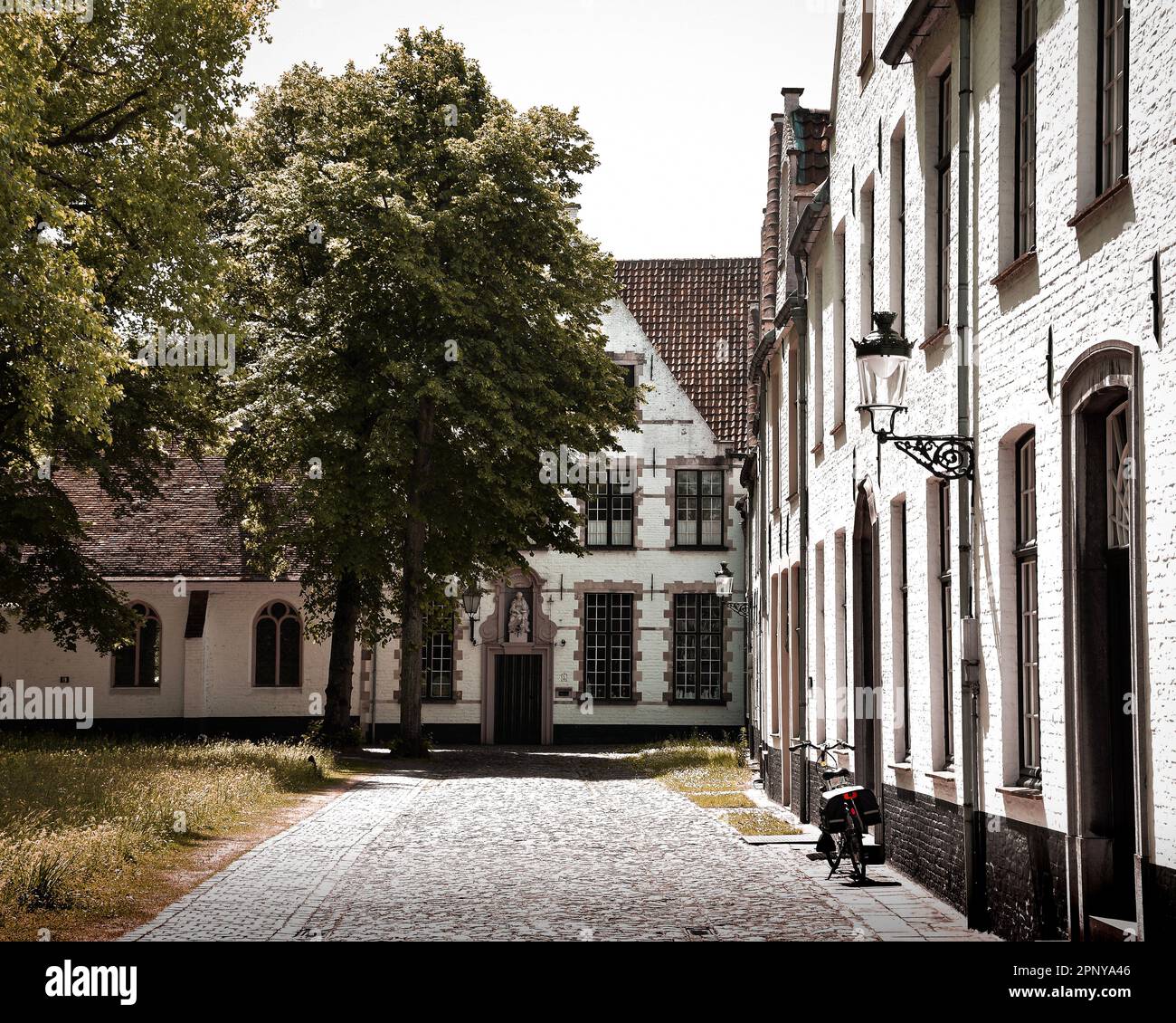 Case bianche del beghinaggio di Bruges Foto Stock