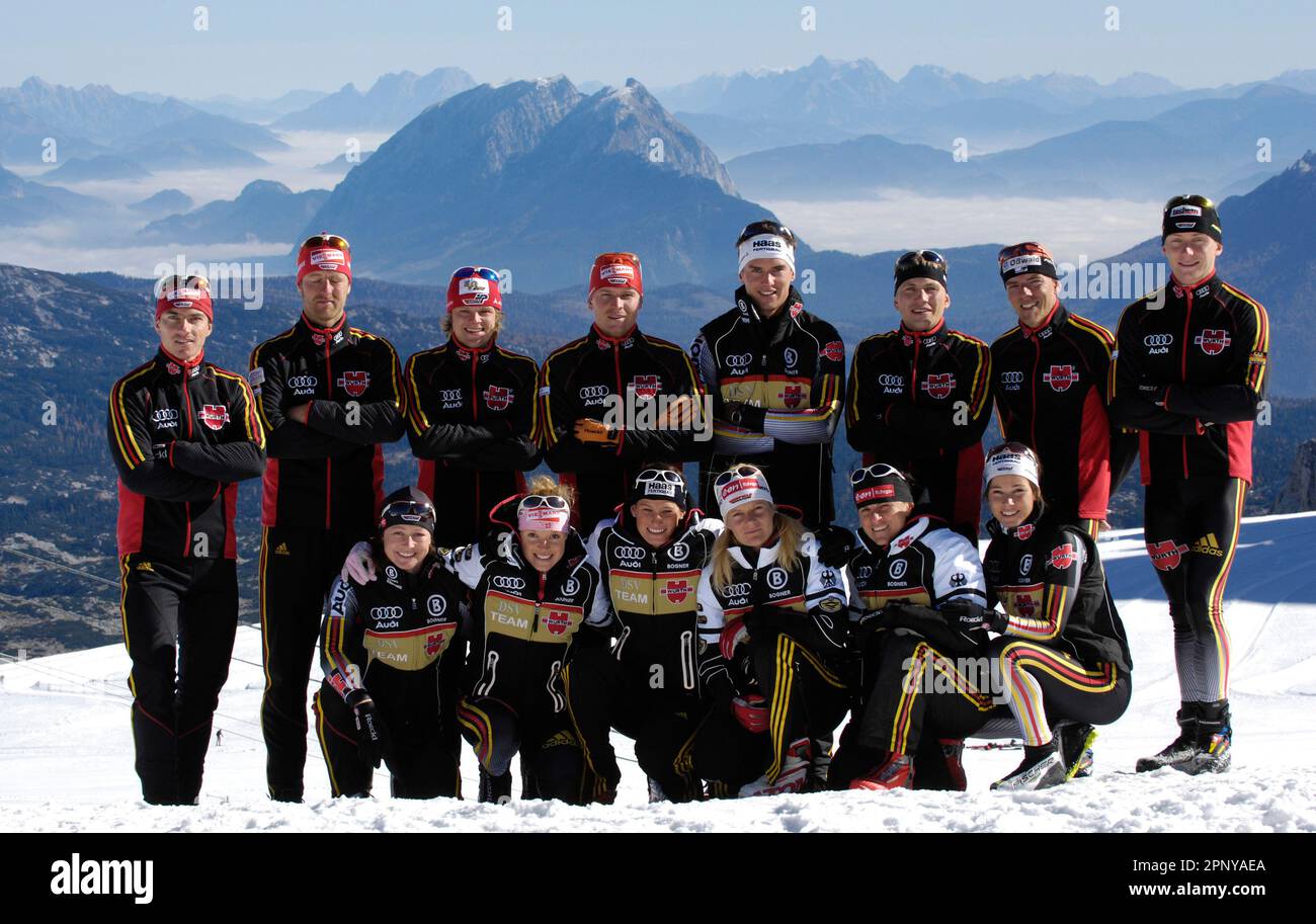 Mannschaftsfoto Langlauf Nationalmannschaft, Ski Nordisch, Stehend von Links: René Sommerfeldt, Axel Teichmann, Franz Göring, Tobias Angerer, Josef Wenzel, Tom Reichelt, Jens Filbrich, Benjamin Seifert knieend von Links: Katrin Zeller, Evi Stehle, Nicole Fessel, Claudia Nystad, Manuela Henkel, Stefanie Böhler Foto Stock