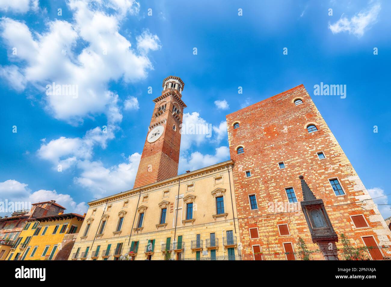 Vista mozzafiato Torre dei Lamberti Torre dell'orologio del palazzo della ragione a Verona. Popolare destinazione turistica d'Europa. Posizione: Foto Stock