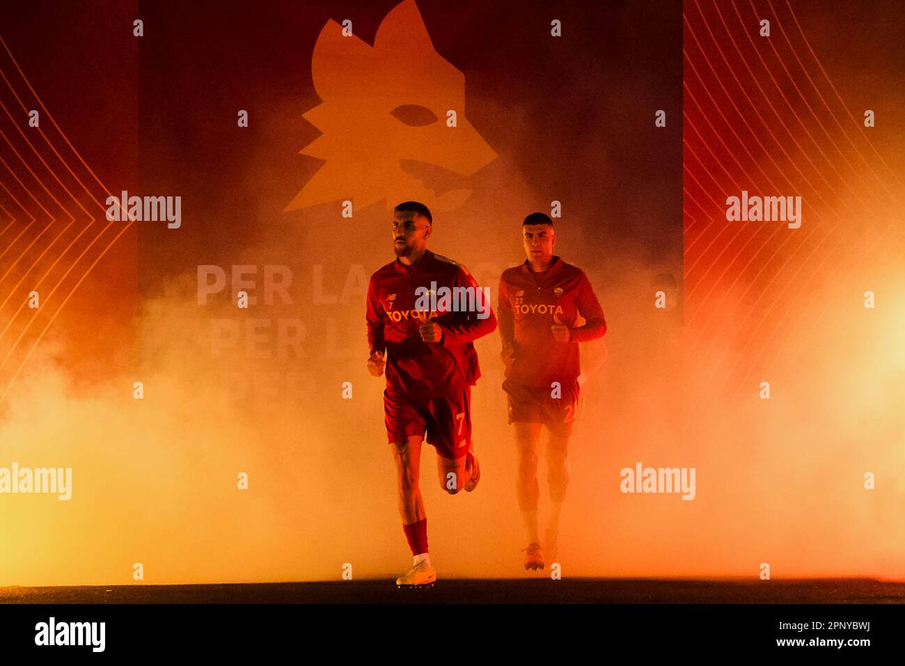 Il centrocampista italiano di Roma Lorenzo Pellegrini e il difensore italiano di Roma Gianluca Mancini entrano in campo per il warm-up prima della partita di ritorno dei quarti di finale della UEFA Europa League tra AS Roma vs Feyenoord allo Stadio Olimpico di Roma, il 19 aprile 2023. Foto Stock