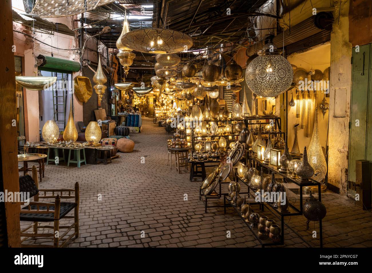 Lampade fatte a mano esposte all'esterno di un negozio nella medina di Marrakech. Foto Stock