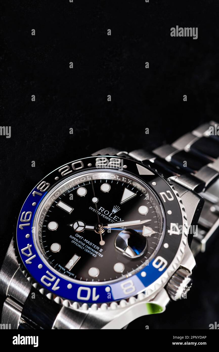 Bangkok Thailandia - Febbraio 20,2022 : Rolex GMT-Master II 'Batman'40mm con lunetta blu-nera acciaio Ceramica orologio da uomo da polso su sfondo nero Foto Stock