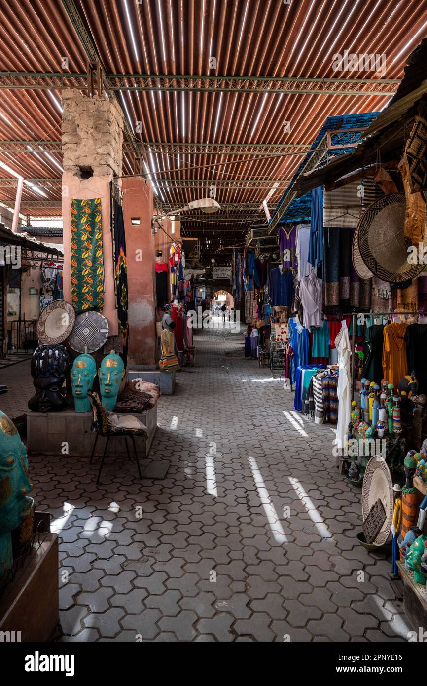 Strada nella medina di Marrakech con una moltitudine di piccoli negozi di souvenir. Foto Stock