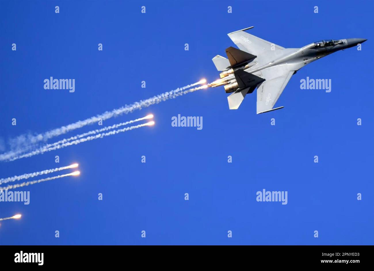 CINESE J-16 attacco multirole combattente nel 2021 rilasciando flares difesa. Foto: Xinhua News Agency Foto Stock