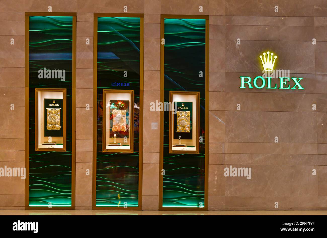 BANGKOK, THAILANDIA - 12 aprile 2022 : fronte magazzino Rolex nell'ambasciata centrale. Rolex SA è una fabbrica svizzera di orologi di lusso Foto Stock