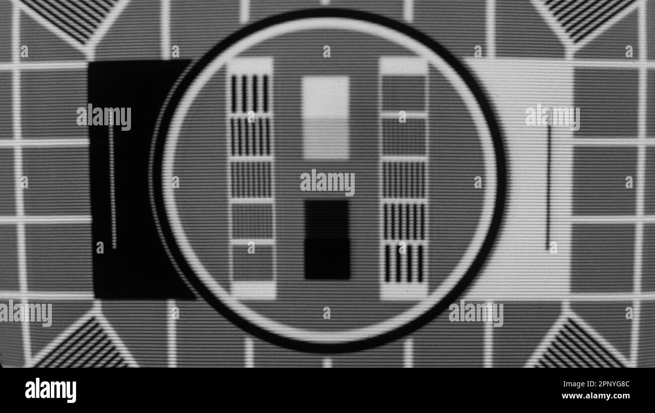 La vecchia BBC Test Card C, visualizzata su uno schermo televisivo Bush TV22 vintage 1950s nel vecchio formato analogico a 405 linee. Foto Stock