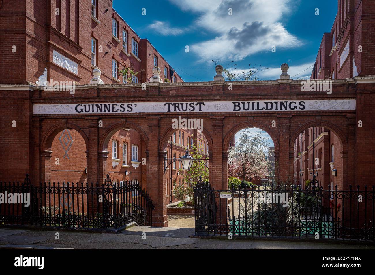 Guinness Trust Buildings Southwark London - The Guinness Trust Buildings at Snowsfields, Bermondsey, Londra. Datato 1879 e 1898. Alloggi sociali. Foto Stock