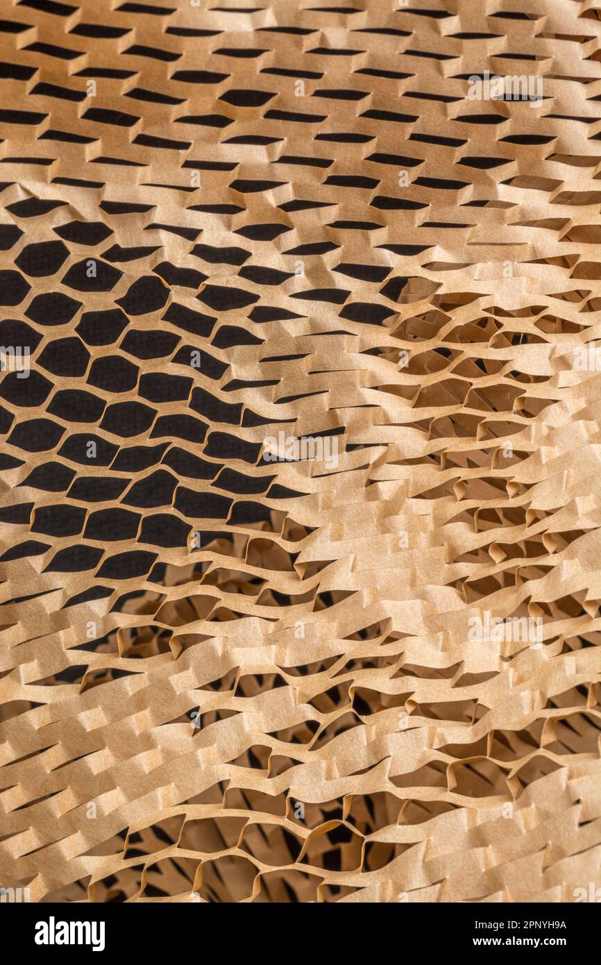 Grande foto ravvicinata di carta riempitrice a nido d'ape frantumata utilizzata nei processi di movimentazione dei materiali per la spedizione di merci o prodotti delicati. Foto Stock