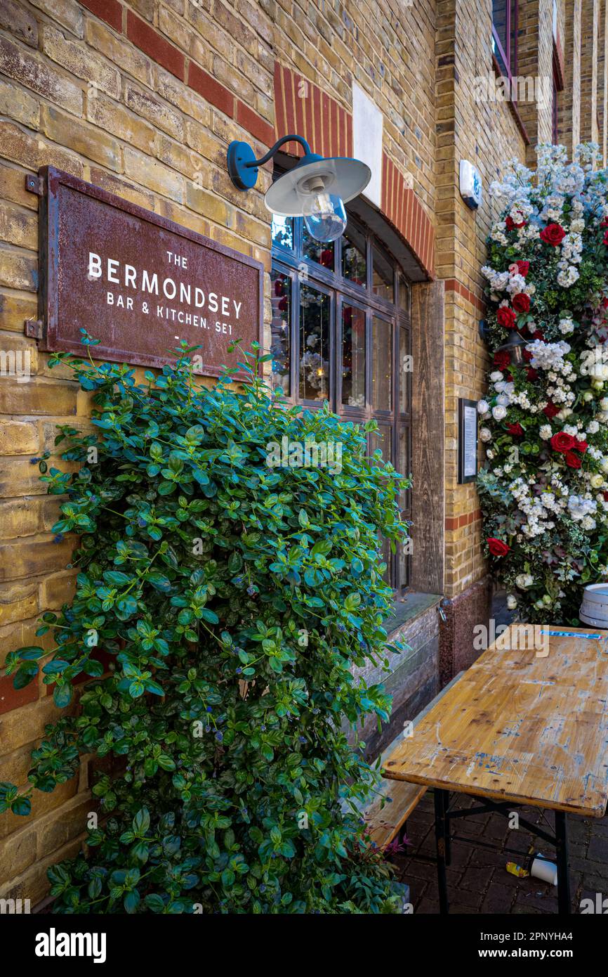 Il Bermondsey Bar and Kitchen al 40 Bermondsey St London. Locale in stile industriale che serve pasti e cocktail inglesi moderni tutto il giorno. Foto Stock
