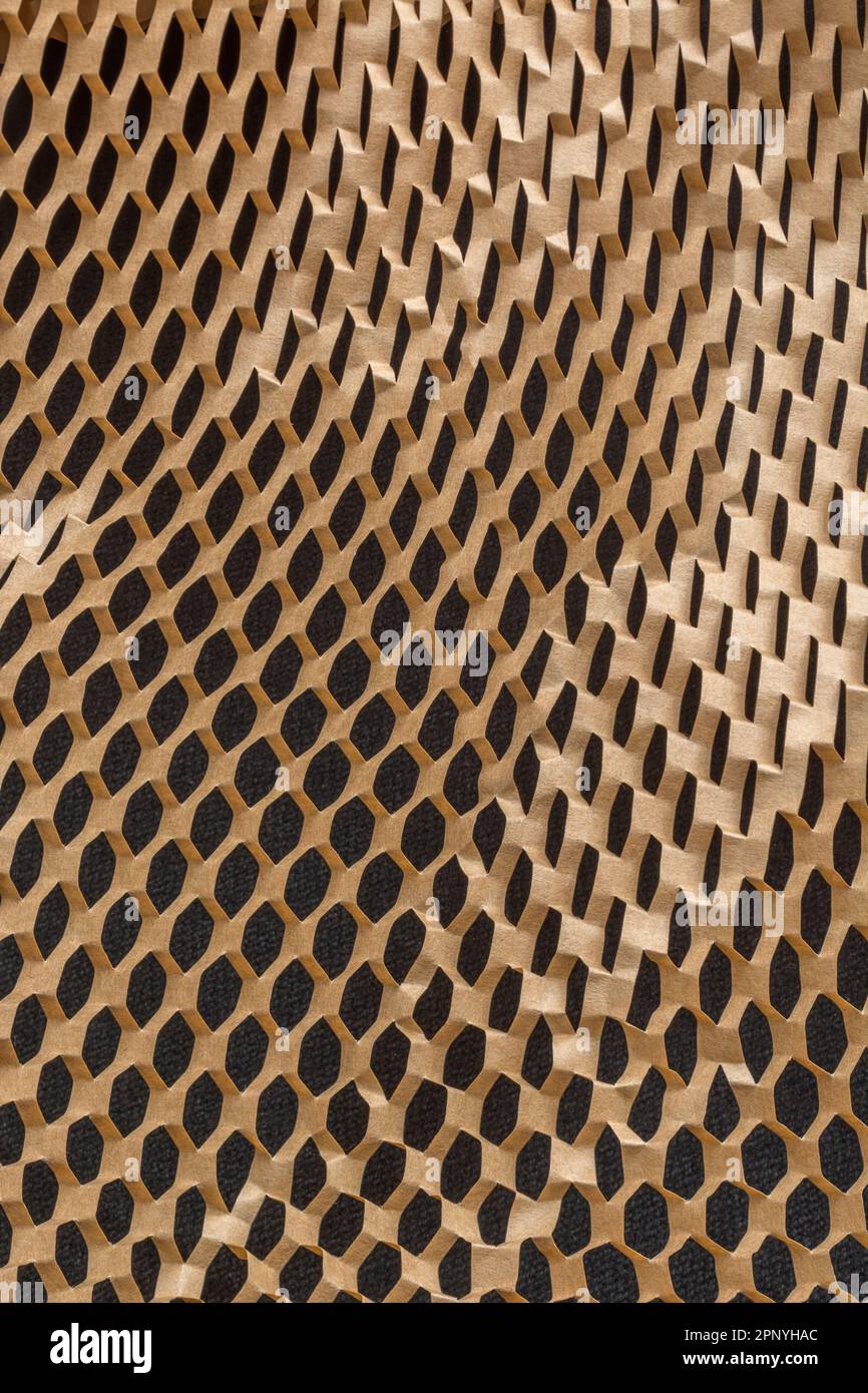 Grande foto ravvicinata di carta riempitrice a nido d'ape frantumata utilizzata nei processi di movimentazione dei materiali per la spedizione di merci o prodotti delicati. Foto Stock