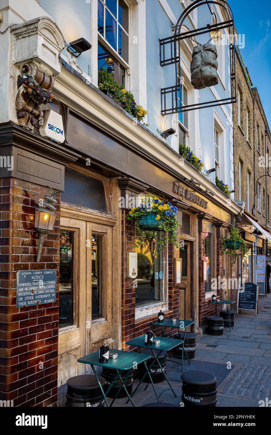 Il Woolpack Pub nella popolare Bermondsey St, South London. Si trova al numero 98 di Bermondsey Street. Youngs Brewery Pub. Costruito a metà del 19th ° secolo. Foto Stock