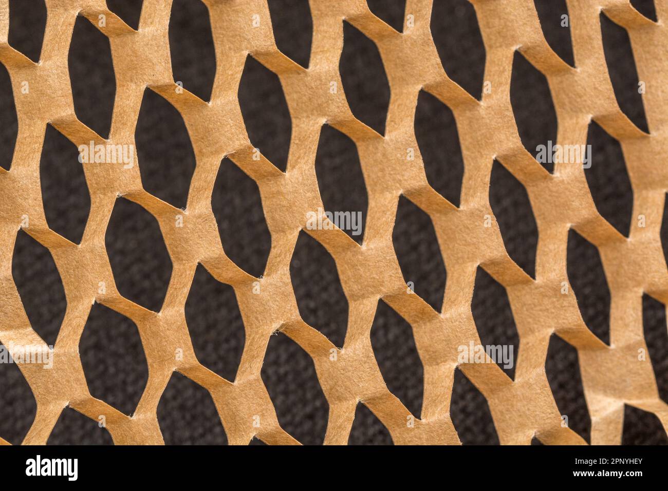 Grande foto ravvicinata di carta riempitrice a nido d'ape frantumata utilizzata nei processi di movimentazione dei materiali per la spedizione di merci o prodotti delicati. Foto Stock