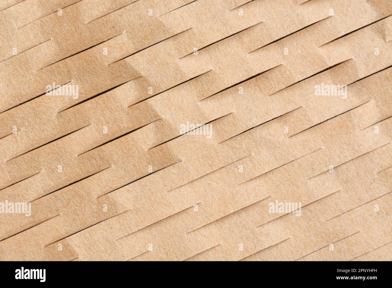 Grande foto ravvicinata di carta riempitrice a nido d'ape frantumata utilizzata nei processi di movimentazione dei materiali per la spedizione di merci o prodotti delicati. Foto Stock