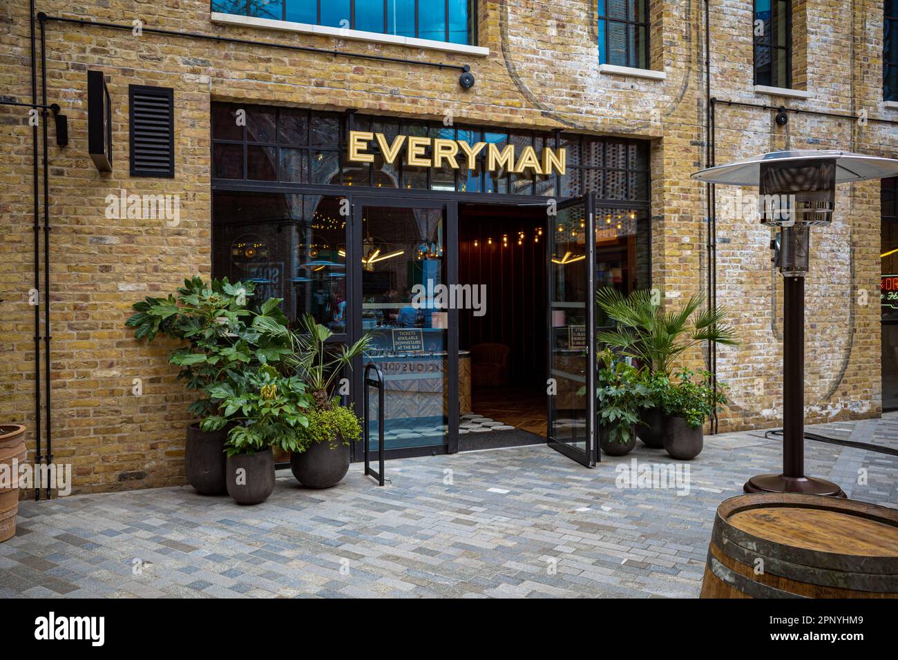 Everyman Borough Yards - Everyman Cinema Borough Market Londra. Cinema di lusso e cocktail bar, aperto nel 2022. Everyman Cinema London Bridge. Foto Stock