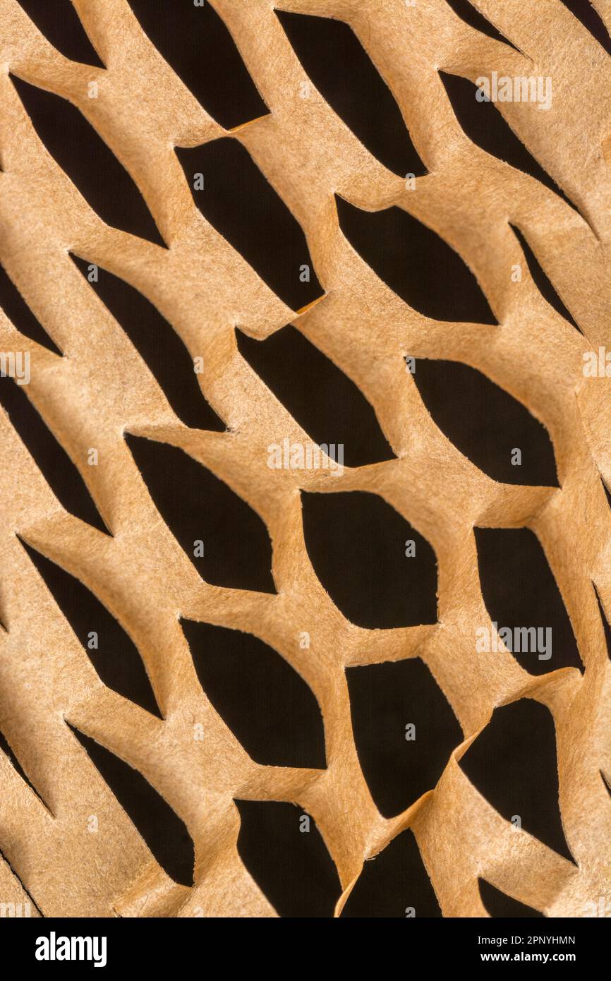 Grande foto ravvicinata di carta riempitrice a nido d'ape frantumata utilizzata nei processi di movimentazione dei materiali per la spedizione di merci o prodotti delicati. Foto Stock