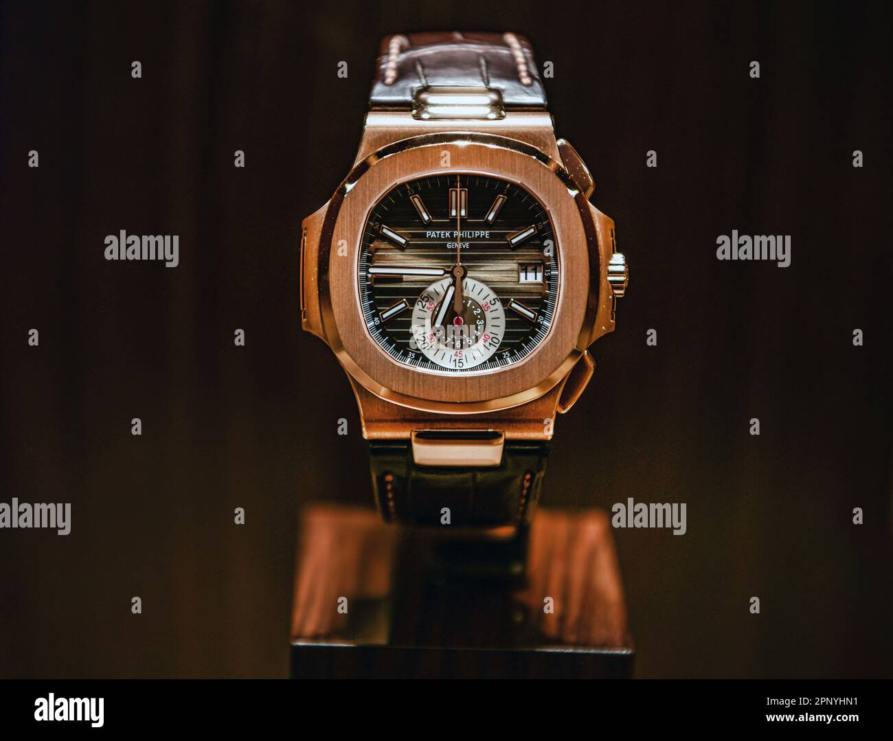 BANGKOK, THAILANDIA - 12 aprile 2022 :Patek Philippe Nautilus 5980r quadrante nero-marrone 18kt rosa oro caso marrone scuro opaco pelle orologio da uomo visualizzato i Foto Stock