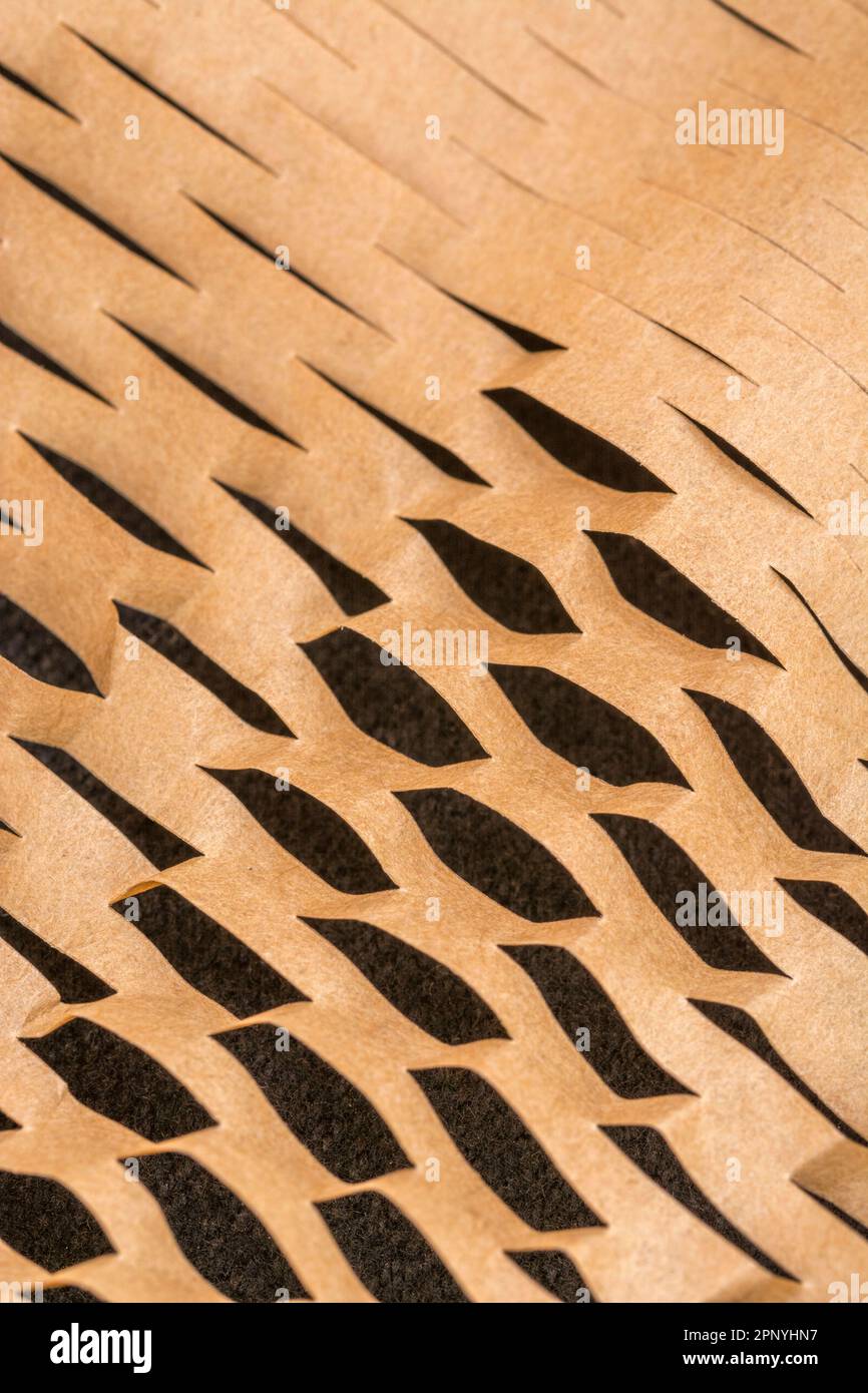 Grande foto ravvicinata di carta riempitrice a nido d'ape frantumata utilizzata nei processi di movimentazione dei materiali per la spedizione di merci o prodotti delicati. Foto Stock