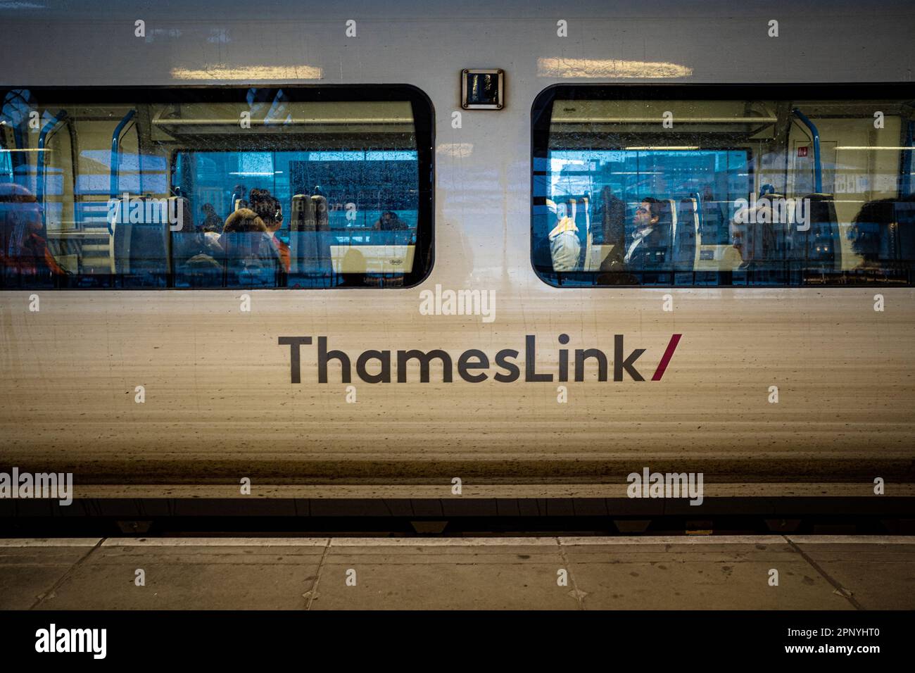 Treno Thameslink - un treno Thameslink passa attraverso la stazione di St Pancras nel suo viaggio da Brighton a Cambridge, attraversando Londra. Foto Stock