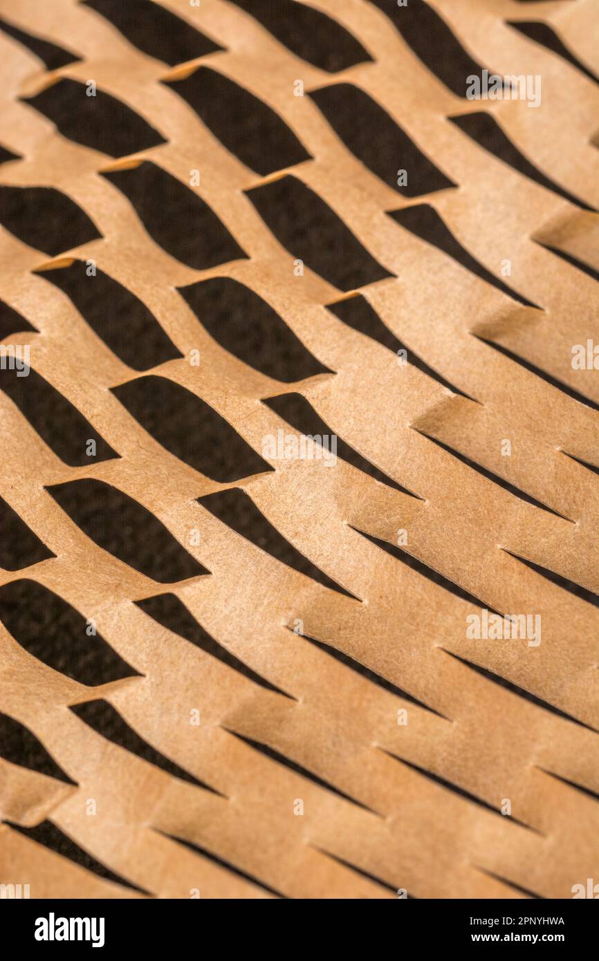 Grande foto ravvicinata di carta riempitrice a nido d'ape frantumata utilizzata nei processi di movimentazione dei materiali per la spedizione di merci o prodotti delicati. Foto Stock