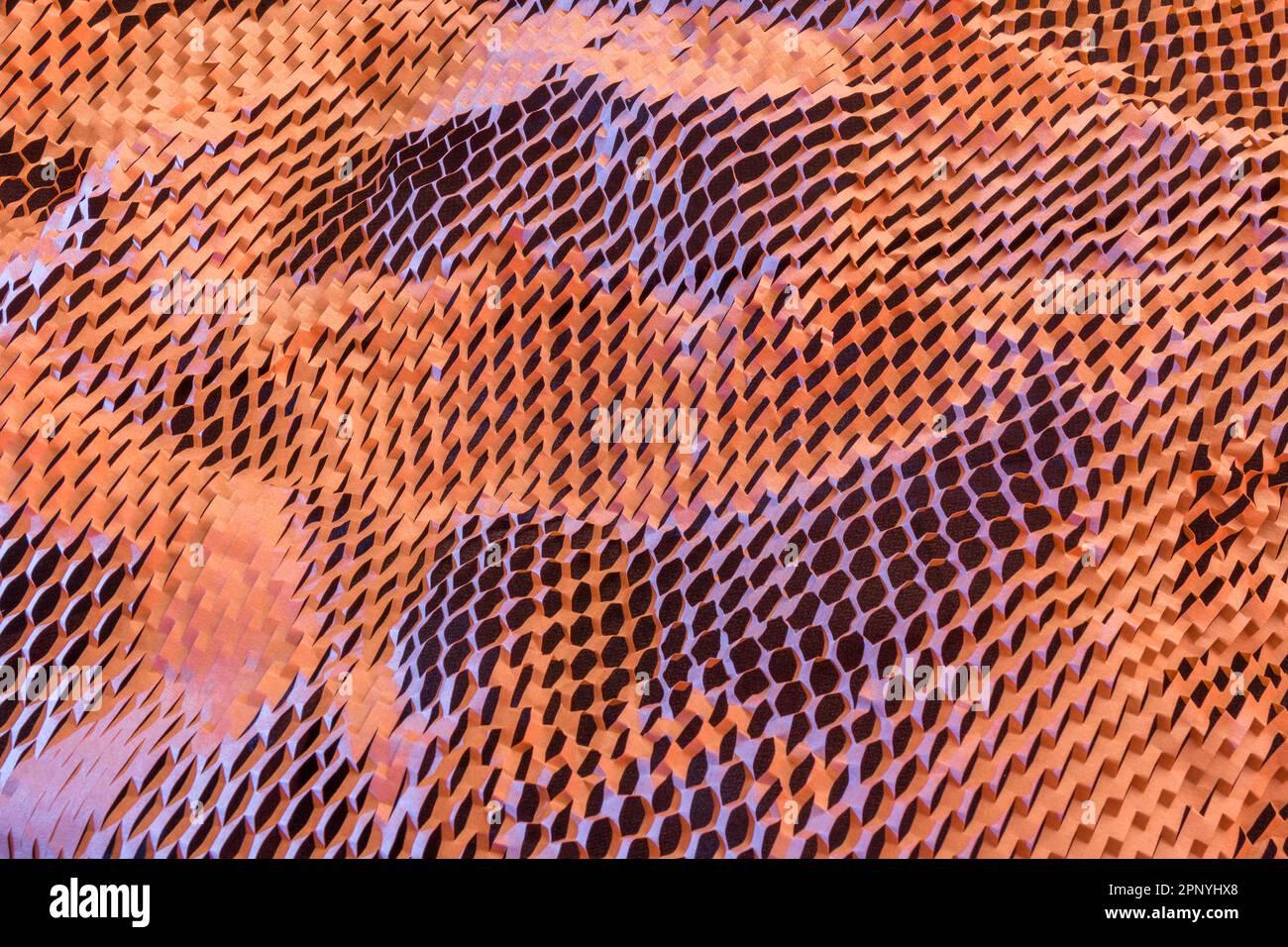 Immagine ravvicinata di carta riempitrice a nido d'ape frantumata utilizzata nei processi di movimentazione dei materiali per la spedizione di merci o prodotti delicati. Foto Stock