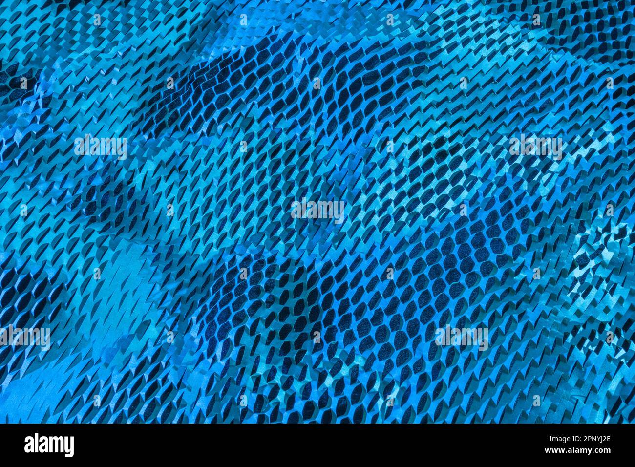 Immagine ravvicinata di carta riempitrice a nido d'ape frantumata utilizzata nei processi di movimentazione dei materiali per la spedizione di merci o prodotti delicati. Foto Stock