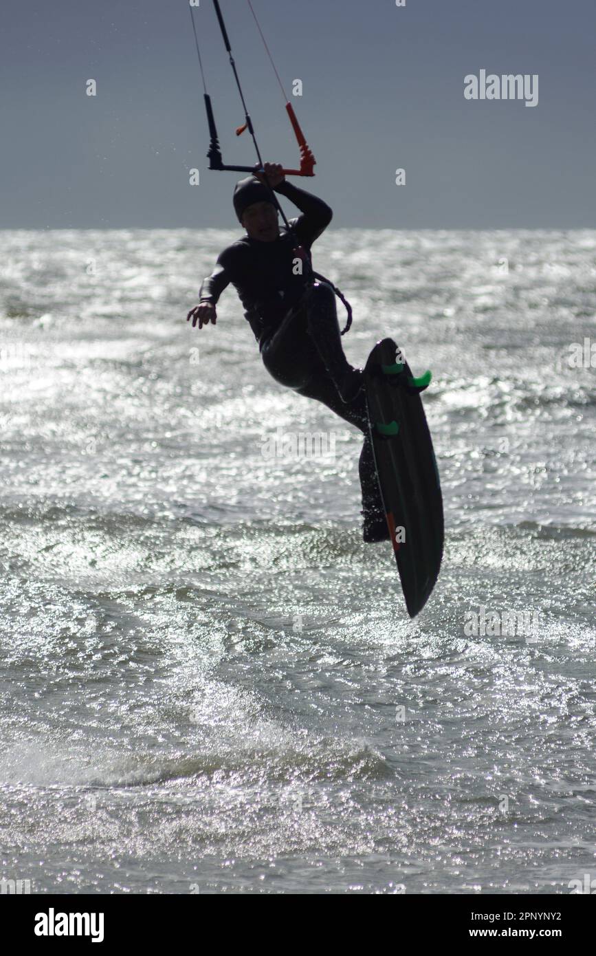 Kite surfer che saltano le onde in forte vento da Storm Noa, Bournemouth, Dorset, Inghilterra, Regno Unito, 12th aprile 2023 Foto Stock