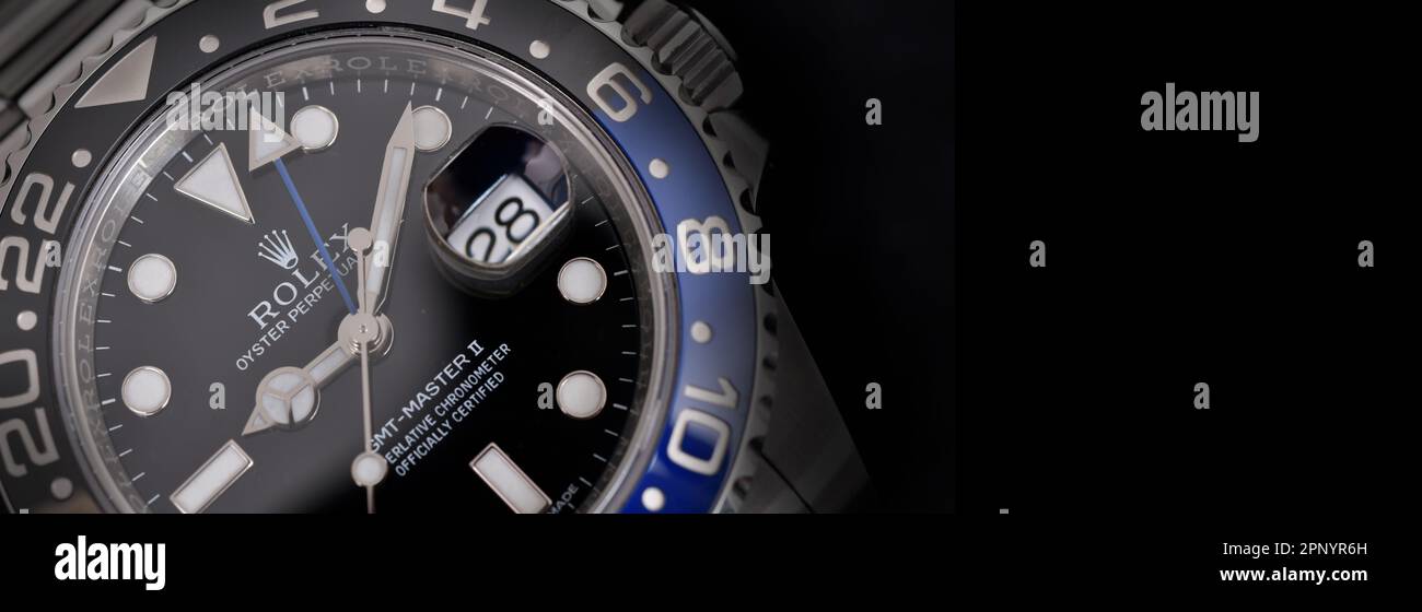 Bangkok Thailandia - Febbraio 20,2022 : Rolex GMT-Master II 'Batman'40mm con lunetta blu-nera acciaio Ceramica orologio da uomo da polso su sfondo nero Foto Stock