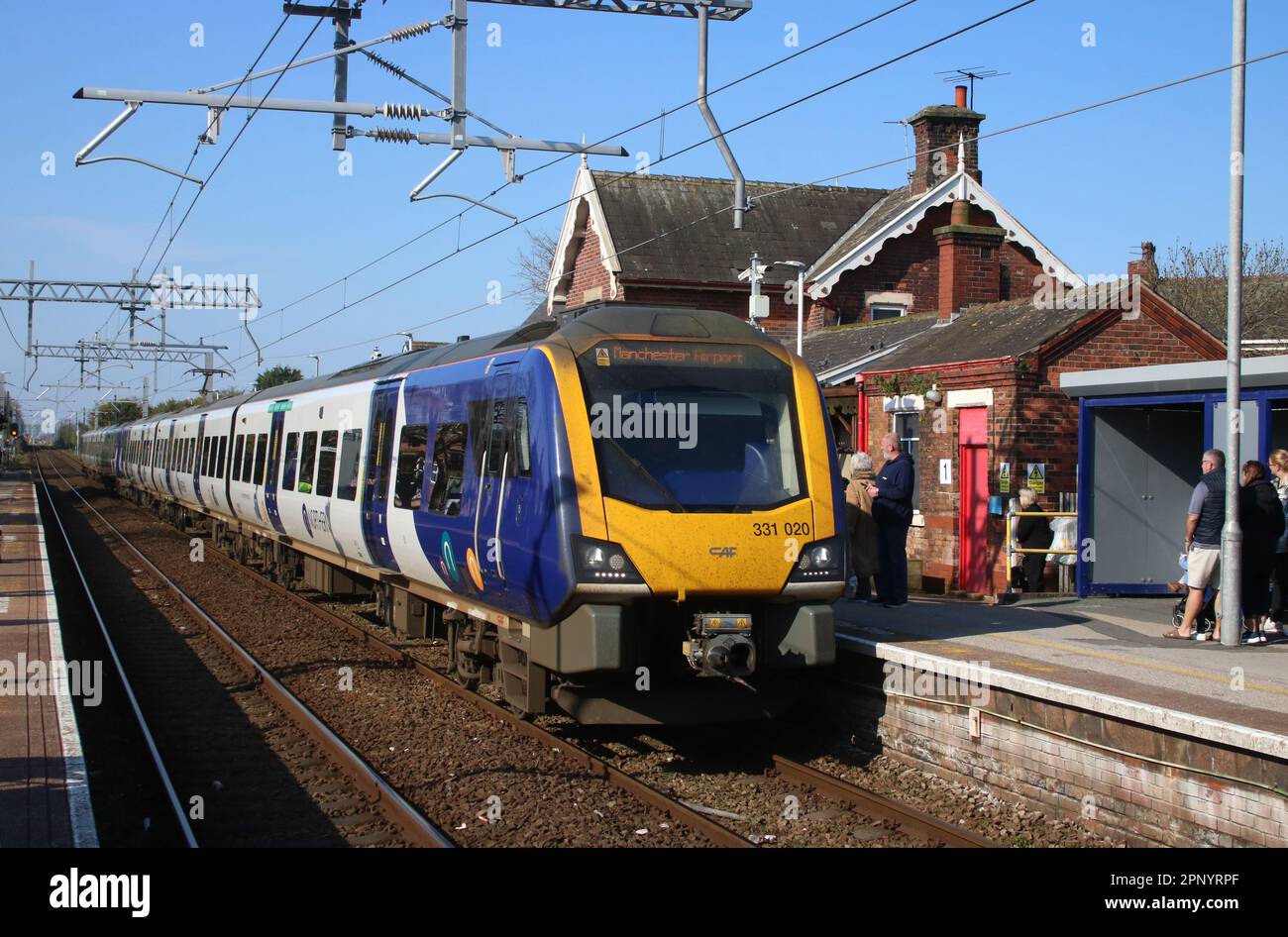 Treni del Nord unità elettrica multipla 331020 di Classe 331 di Civity alla piattaforma 1 stazione ferroviaria di Layton venerdì 21st aprile 2023 con passeggero espresso. Foto Stock