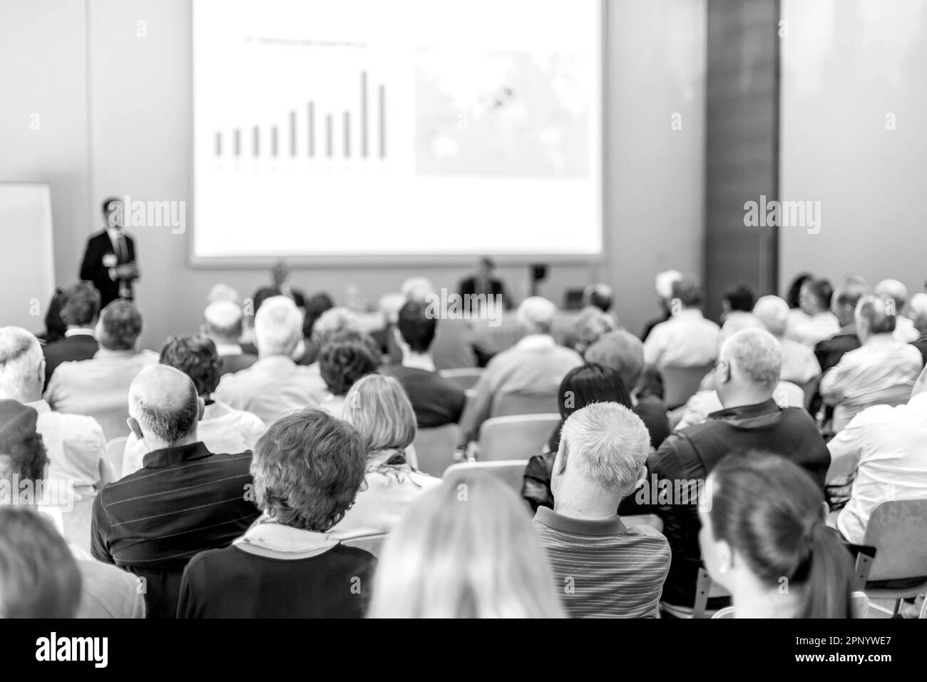 Altoparlante dando un talk durante la riunione di affari. Il pubblico in sala conferenza. Business e imprenditorialità. Foto Stock
