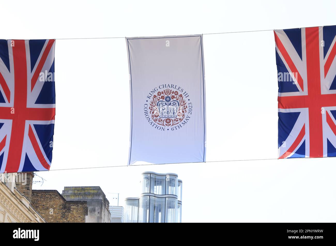 Preparandosi per l'incoronazione di Re Carlo III, l'Union Jack si trova su Oxford Street, Londra, Regno Unito Foto Stock