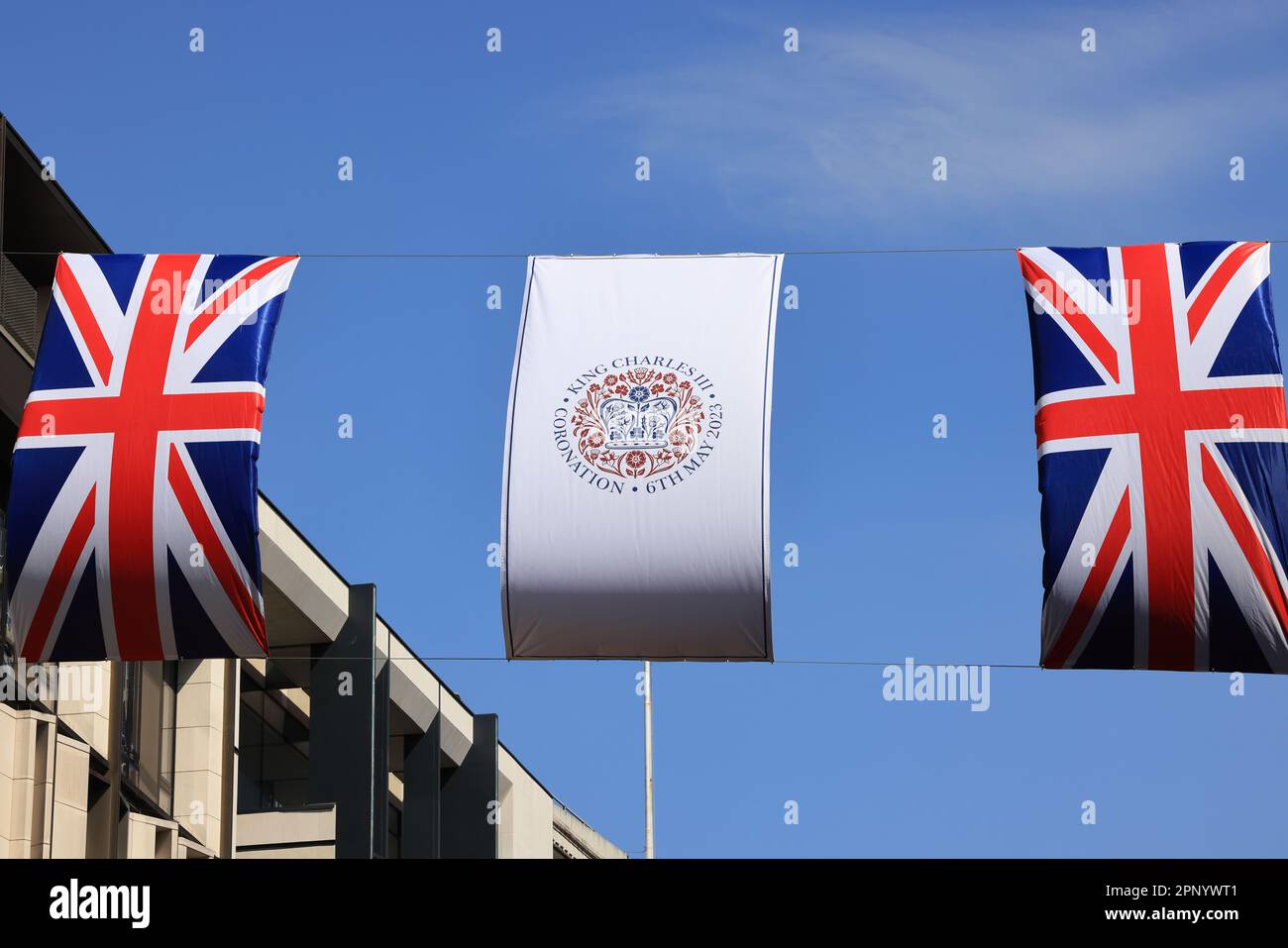 Preparandosi per l'incoronazione di Re Carlo III, l'Union Jack si trova su Oxford Street, Londra, Regno Unito Foto Stock
