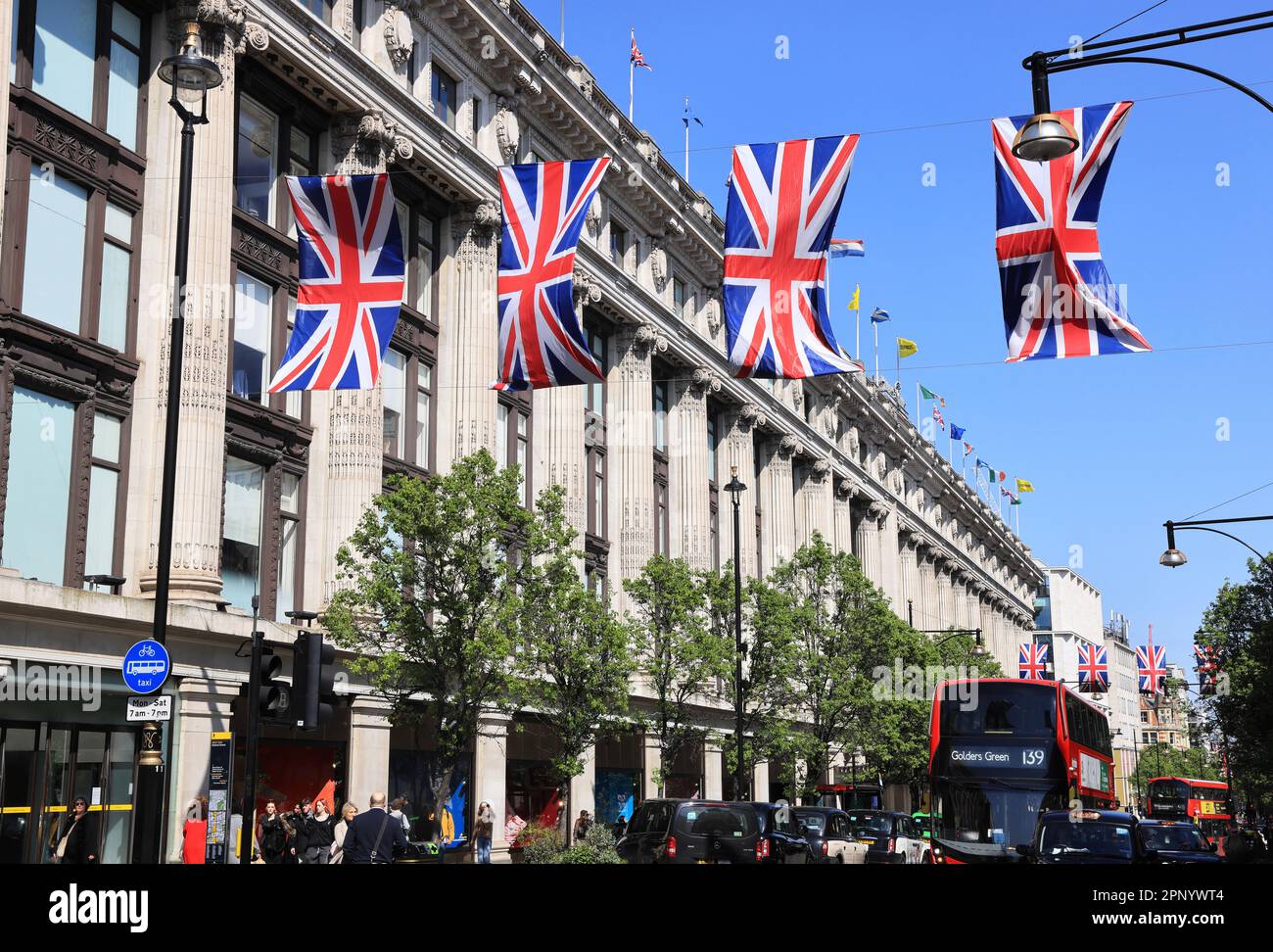 Preparandosi per l'incoronazione di Re Carlo III, l'Union Jack si trova su Oxford Street, Londra, Regno Unito Foto Stock