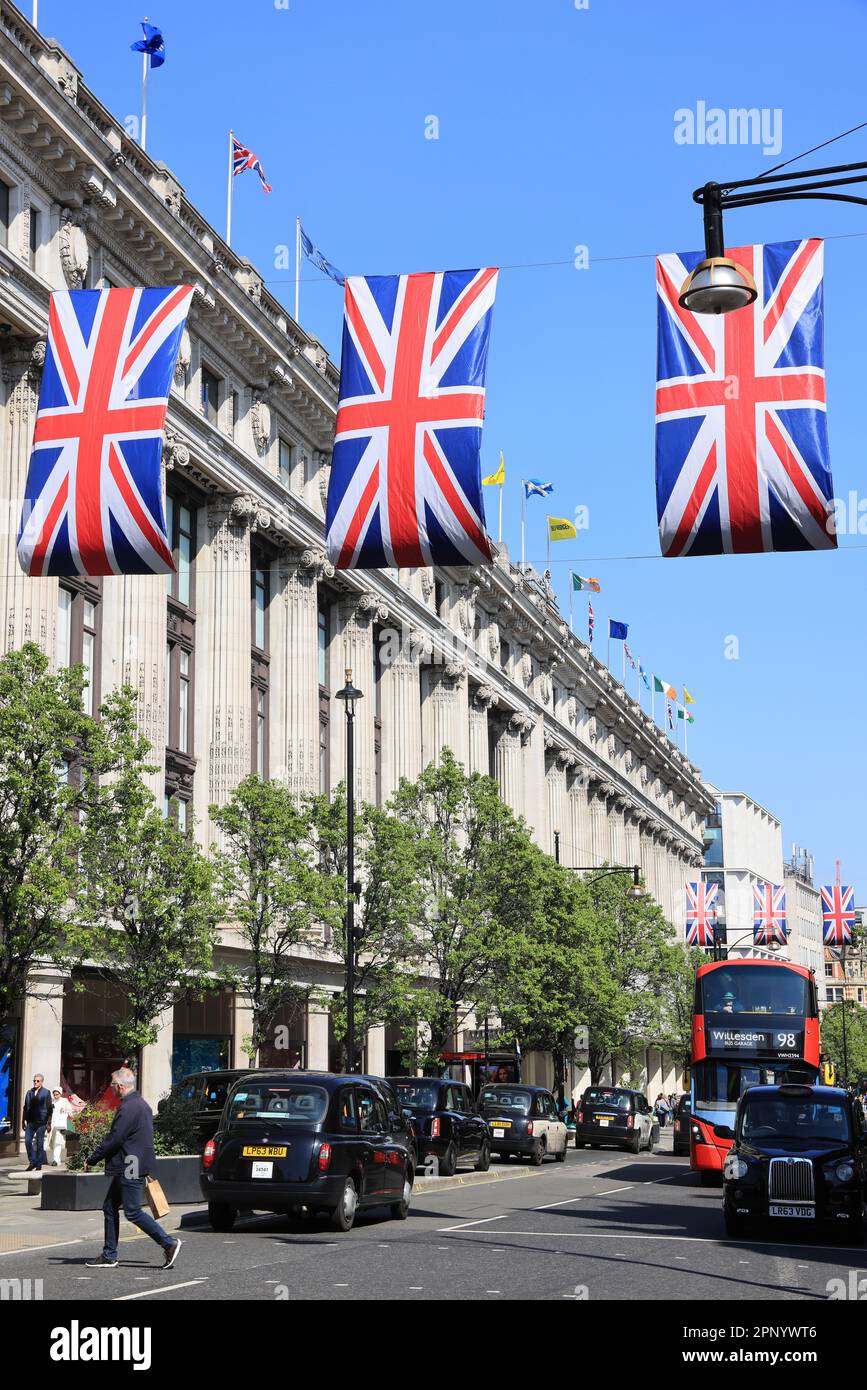 Preparandosi per l'incoronazione di Re Carlo III, l'Union Jack si trova su Oxford Street, Londra, Regno Unito Foto Stock