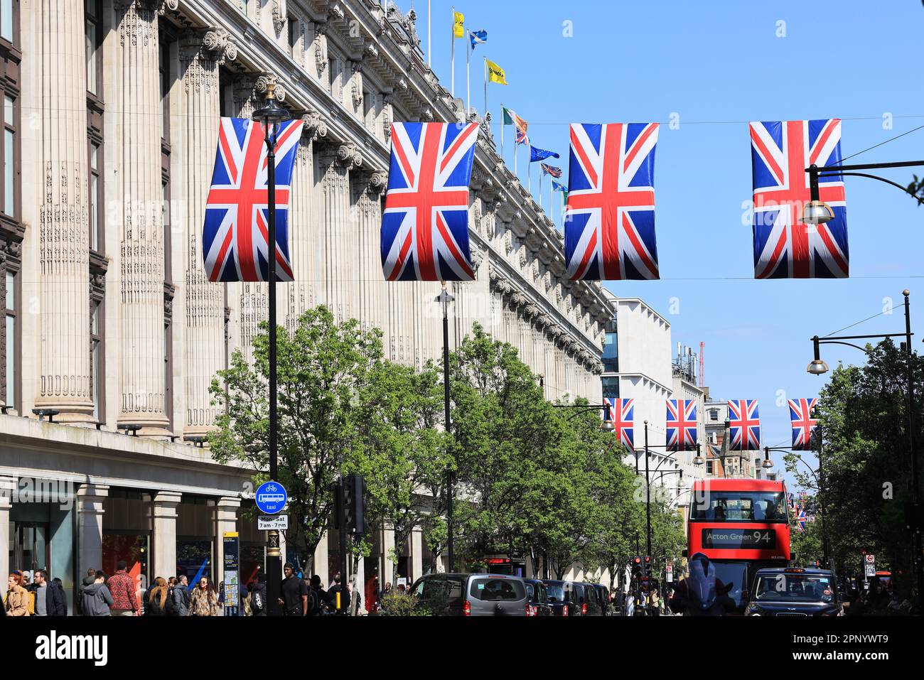 Preparandosi per l'incoronazione di Re Carlo III, l'Union Jack si trova su Oxford Street, Londra, Regno Unito Foto Stock
