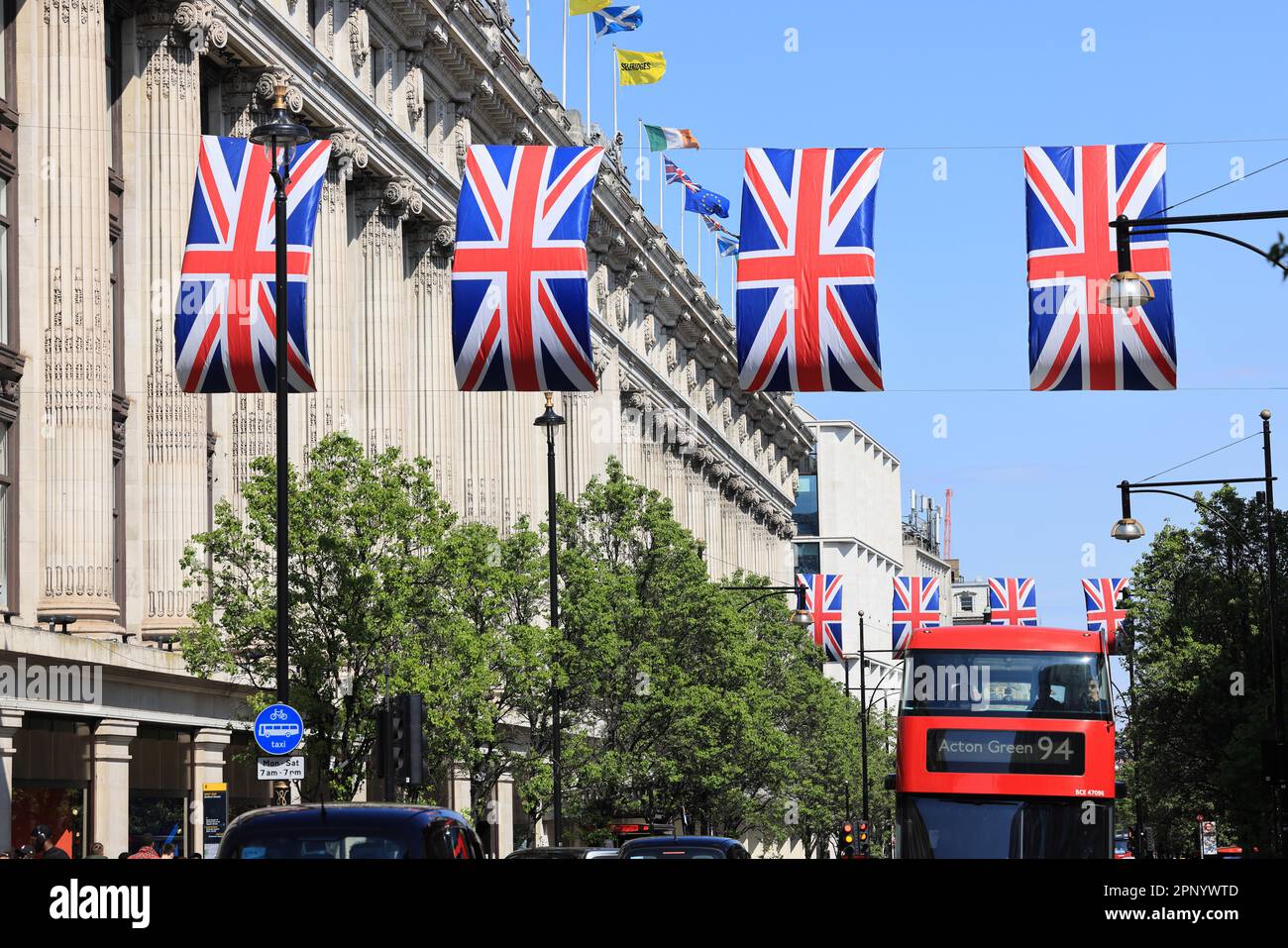 Preparandosi per l'incoronazione di Re Carlo III, l'Union Jack si trova su Oxford Street, Londra, Regno Unito Foto Stock