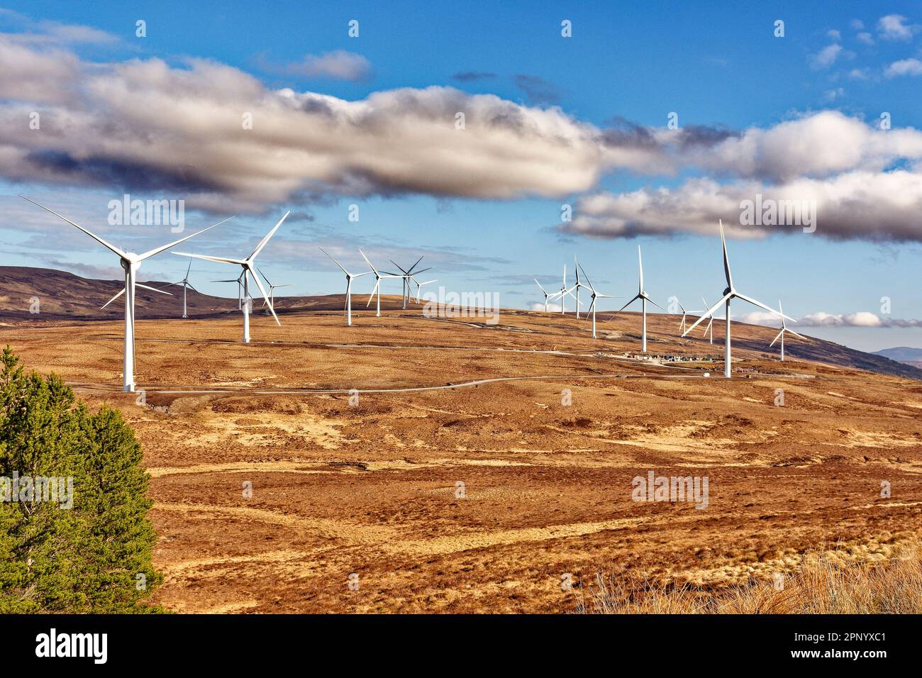 Creag riabhach Wind Farm Sutherland Scozia turbine a vento bianco sulle colline vicino a Crask Inn sulla strada A836 Foto Stock