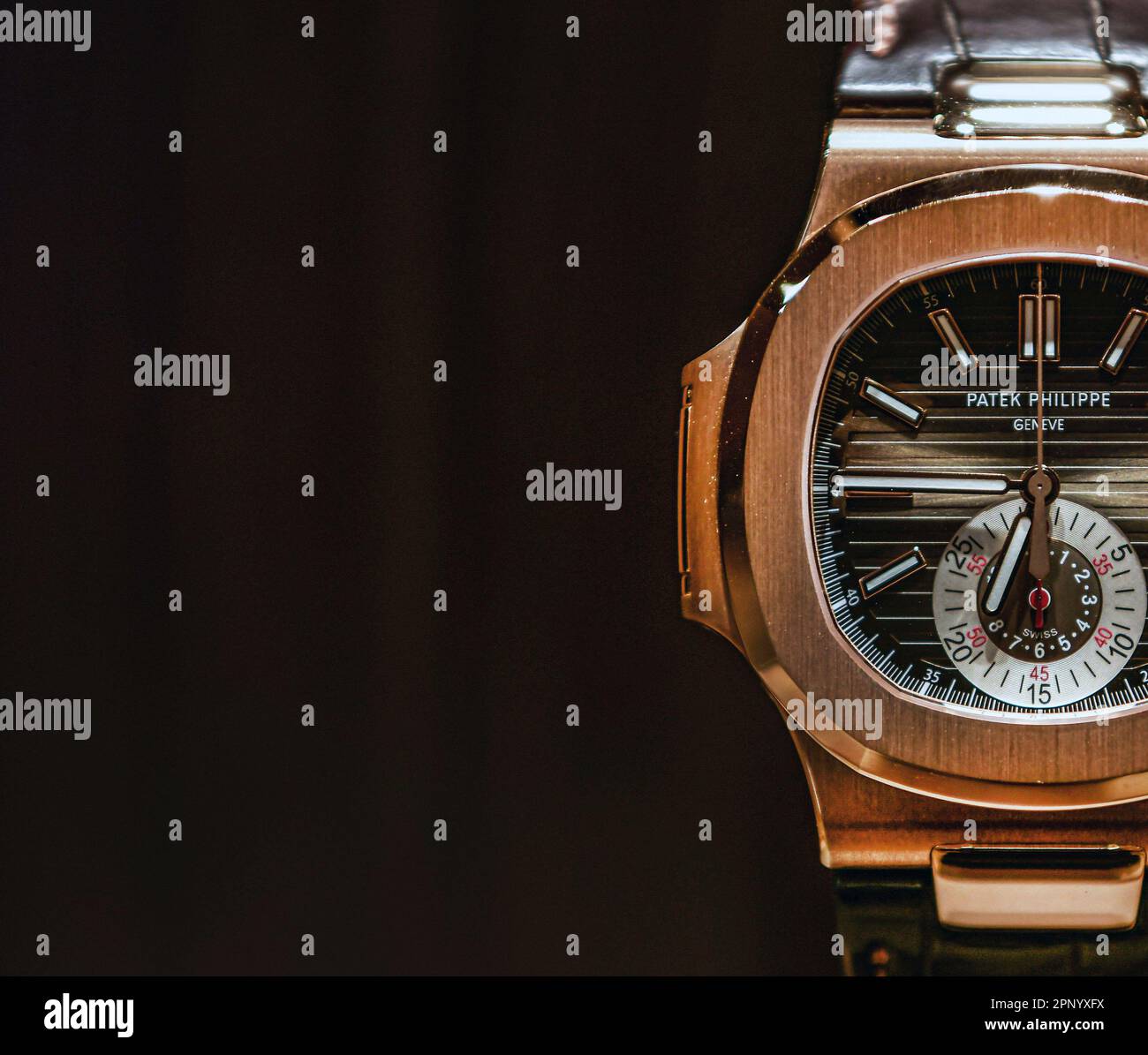 BANGKOK, THAILANDIA - 12 aprile 2022 :Patek Philippe Nautilus 5980r quadrante nero-marrone 18kt rosa oro caso marrone scuro opaco pelle orologio da uomo visualizzato i Foto Stock