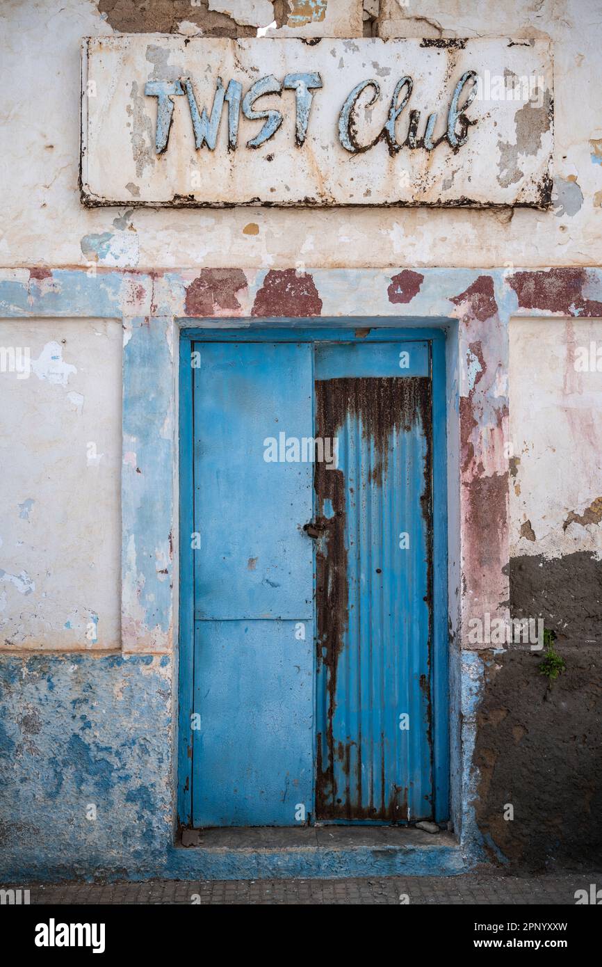 Vecchia porta d'ingresso al Twist Club, ora in rovina, nel quartiere coloniale di Sidi Ifni. Foto Stock