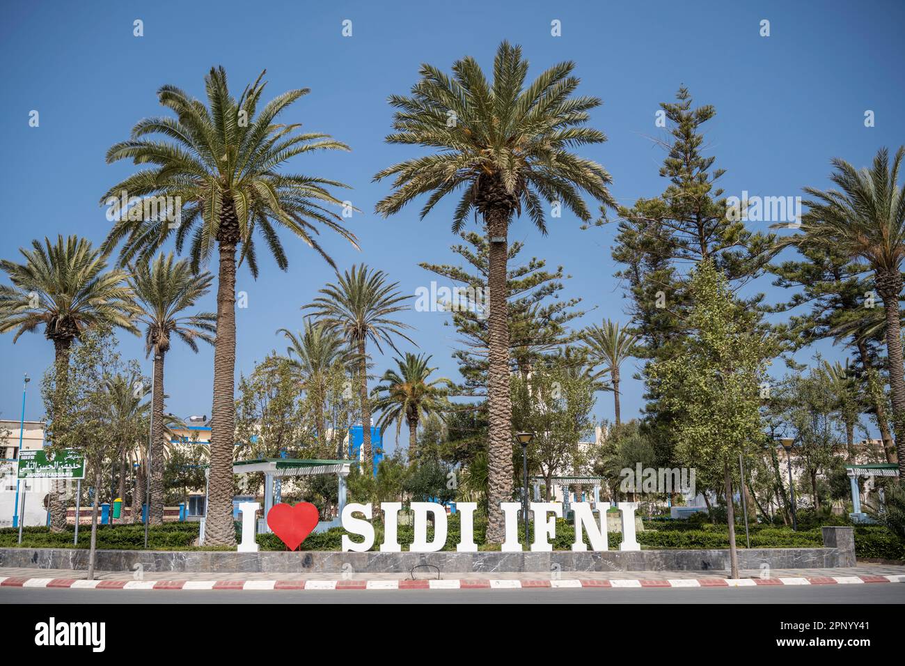 Piazza Hassam II, ex Plaza de España, nella parte coloniale di Sidi Ifni. Foto Stock