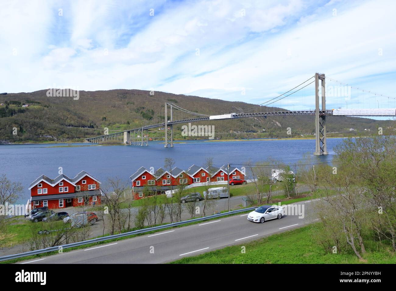 Norvegia, il ponte Tjeldsund, uno dei tanti ponti che collegano le isole Lofoten con i tunnel Foto Stock