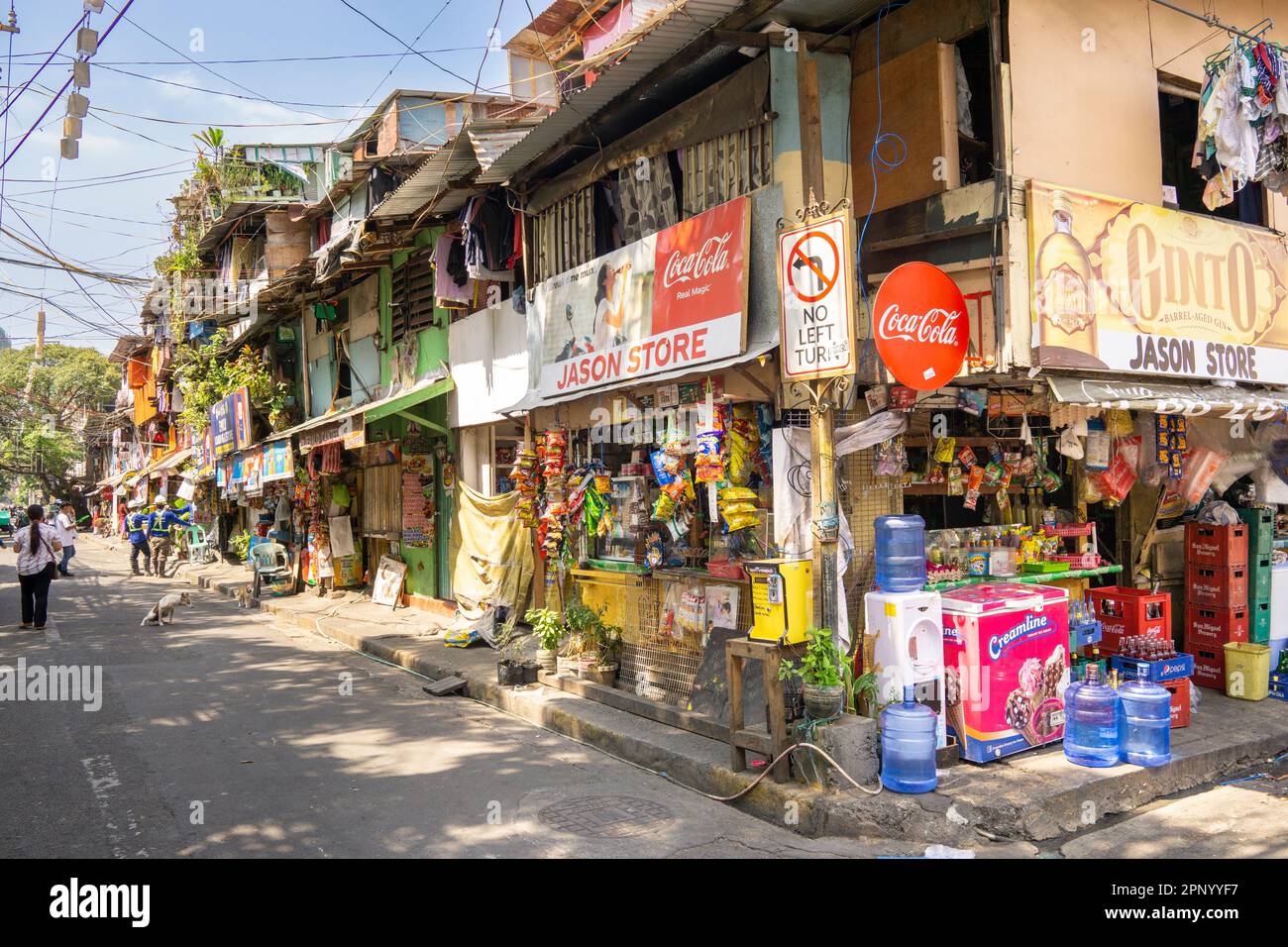 Scene di strada nella capitale di Manila, Filippine. L'area conosciuta come Intramuros è la parte vecchia della fiorente città. Foto Stock