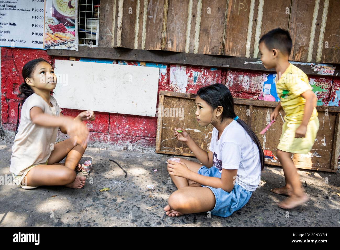 Scene di strada nella capitale di Manila, Filippine. L'area conosciuta come Intramuros è la parte vecchia della fiorente città. Foto Stock