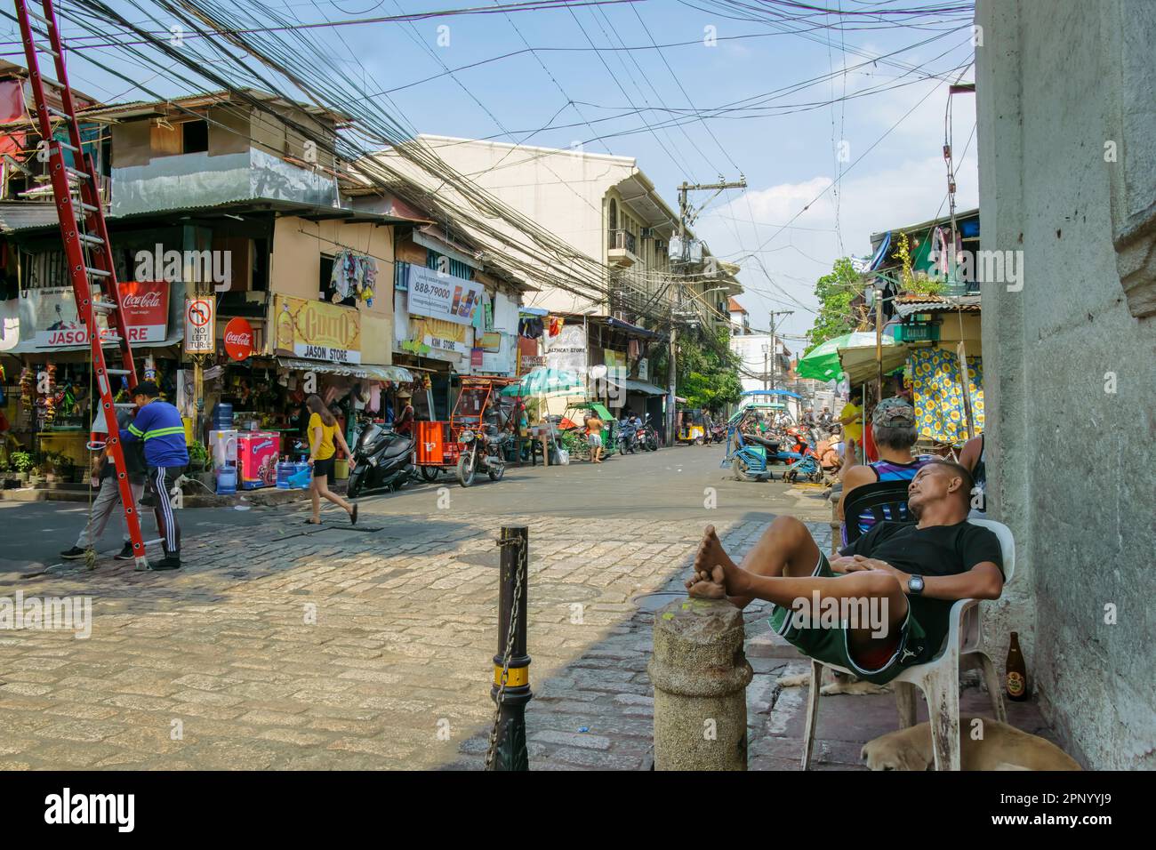Vista della tipica scena stradale nella parte vecchia di Manila, Filippine. Foto Stock