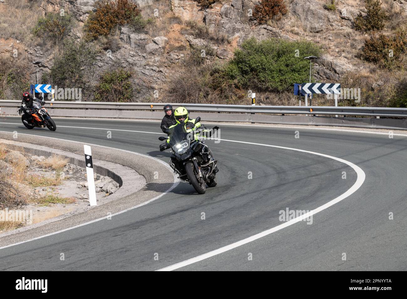 Foto di un rally motociclistico sulle strade curvilinee delle montagne di la Rioja, che rappresenta la cultura dei motociclisti. Foto Stock