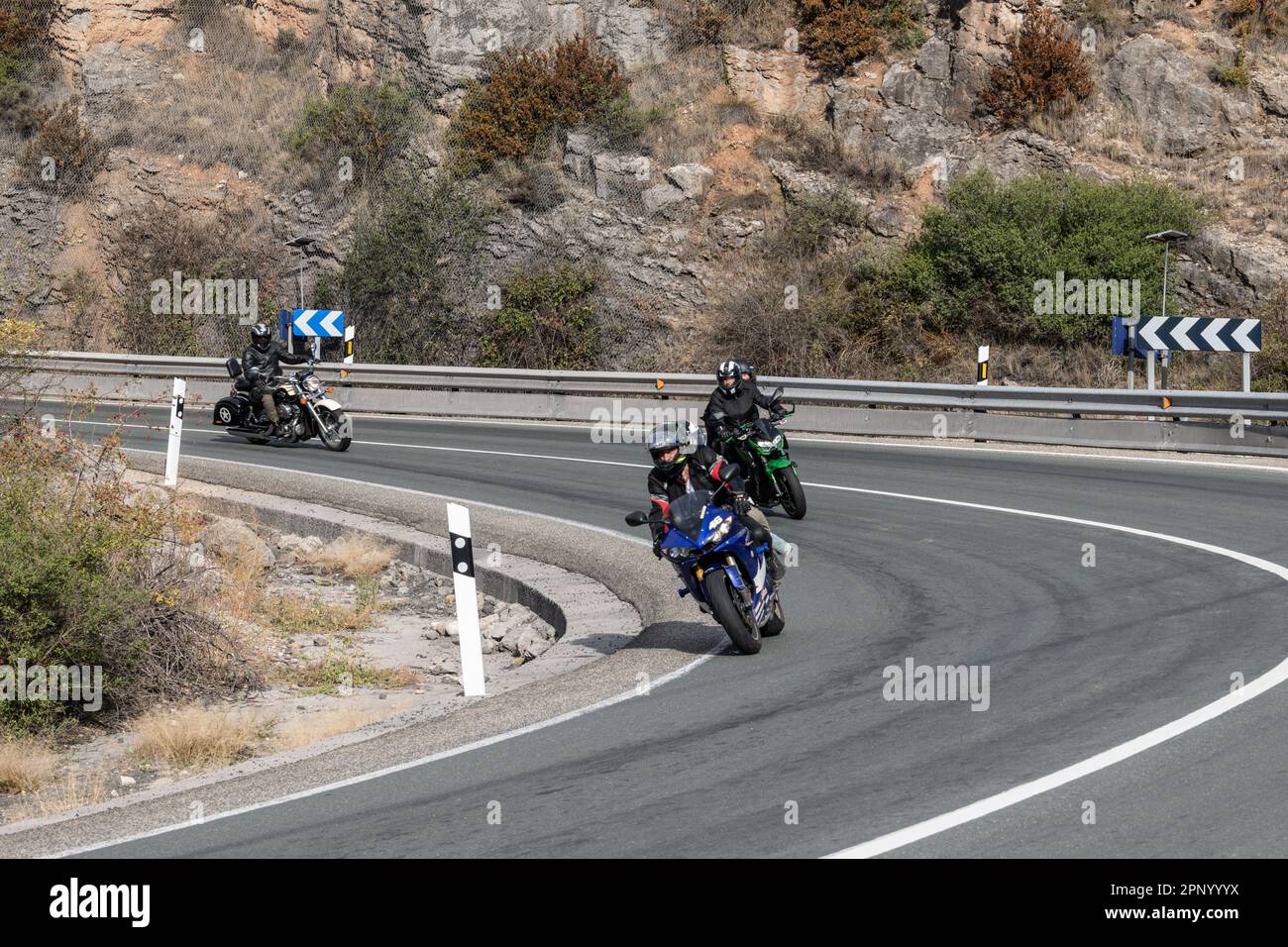 Foto di un rally motociclistico sulle strade curvilinee delle montagne di la Rioja, che rappresenta la cultura dei motociclisti. Foto Stock