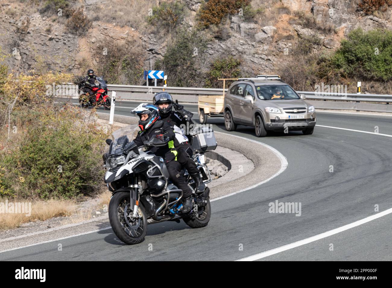 Foto di un rally motociclistico sulle strade curvilinee delle montagne di la Rioja, che rappresenta la cultura dei motociclisti. Foto Stock