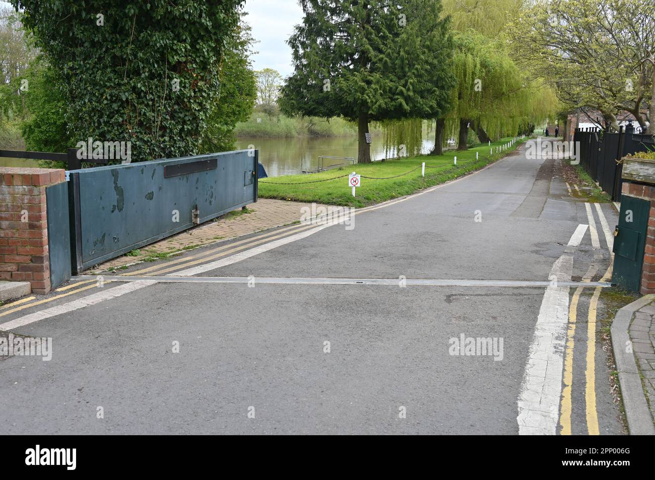 Porta di alluvione dalle rive del fiume Severn mentre scorre attraverso la città del Worcestershire di Upton su Severn Foto Stock