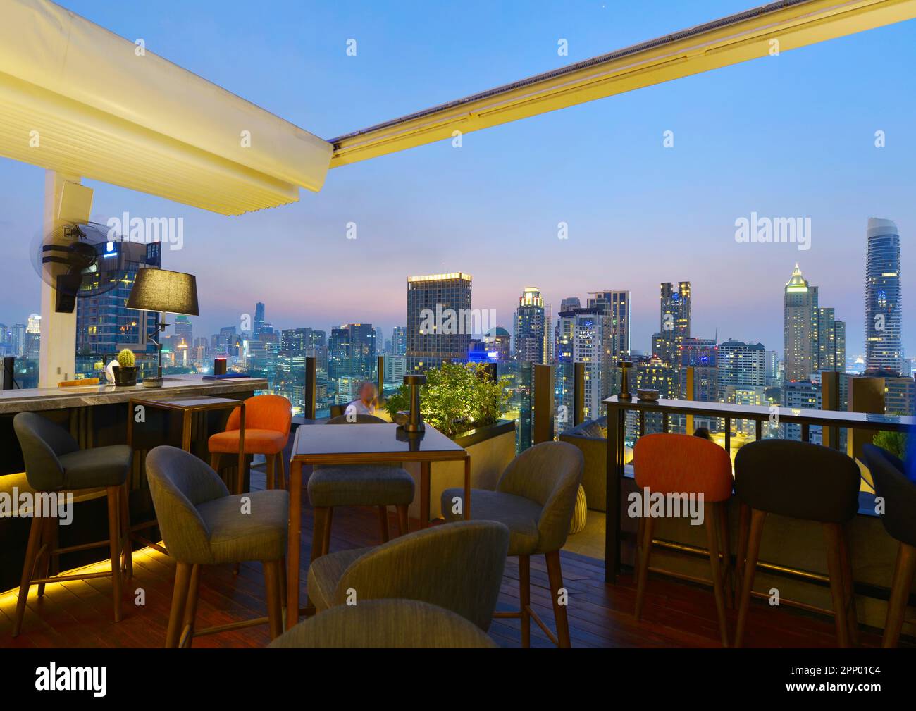 Punto di vista della città di Bangkok dal bar sul tetto, affacciato su un magnifico cielo e la luce della città, Thailandia Foto Stock