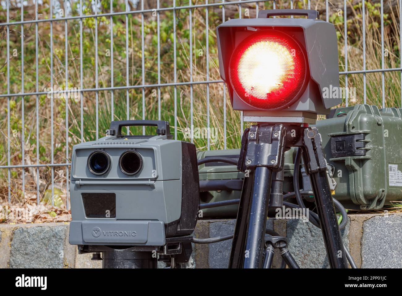 Norimberga, Germania. 21st Apr, 2023. Su un sistema di misurazione della velocità Poliscan FM1 del produttore Vitronic, il flash si illumina di rosso durante la cosiddetta maratona flash (il flash è stato deliberatamente attivato per la registrazione). In circa 1800 punti di misurazione in tutta la Baviera, la polizia e i dipendenti dei comuni, nonché il monitoraggio del traffico municipale, vigilano sui velocisti. Soprattutto, tuttavia, vengono effettuati controlli anche quando il rischio di incidenti causati dalla velocità è maggiore o quando la velocità è frequente. Credit: Daniel Karmann/dpa/Alamy Live News Foto Stock